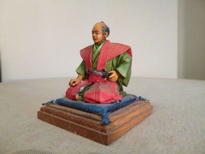 null Japon. Samouraï assis. Sculpture de 90mm de Jullian Lamb, diffusée par POSTE...
