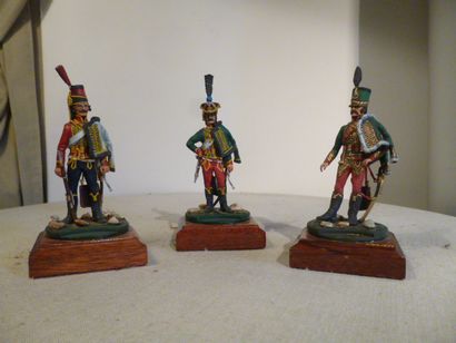 ANONYME Révolution et Empire. France. Hussards. 3 figurines: 1 hussard du 6ème Régiment...