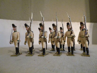 null 1er Empire. Autriche. Infanterie au pas composée de 12 soldats dont un officier.

TBE....