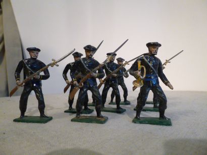 null IIIème République. France. Chasseurs alpins en tenue bleue. 9 soldats à l’assaut,...