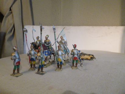 Moyen-Age. France Jeanne d’Arc à cheval tête nue avec oriflamme, 3 chevaliers à cheval...
