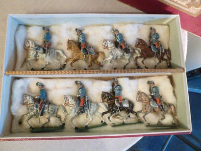 null IIIème République. Hussards. 8 cavaliers présentés dans une boîte d’origine....