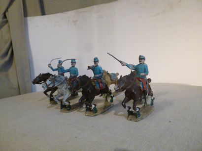 null 1ère Guerre Mondiale. France. Chasseurs à cheval à la charge sur cheval de 1913....