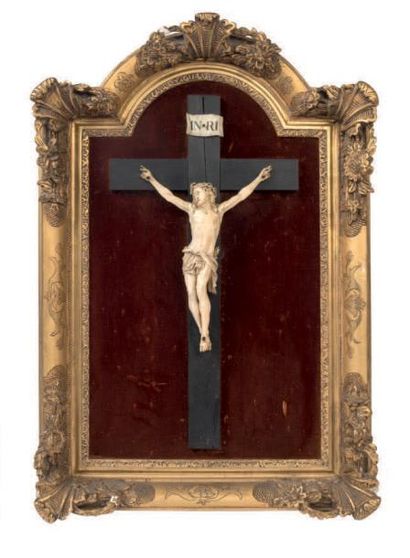 null #Tableau crucifix avec Christ en ivoire sculpté et croix en bois noirci. Tête...
