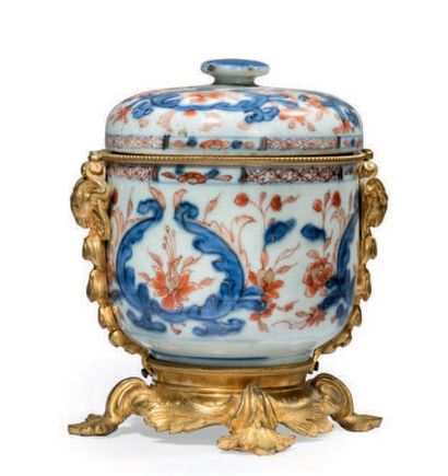 null Pot couvert en porcelaine à décor Imari de fleurs bleu et rouge monté en bronze...