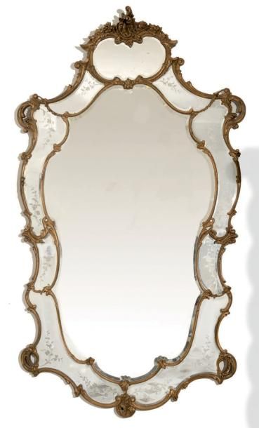 null Grand miroir mouvementé à parcloses en bois et stuc redorés à décor de palmes....