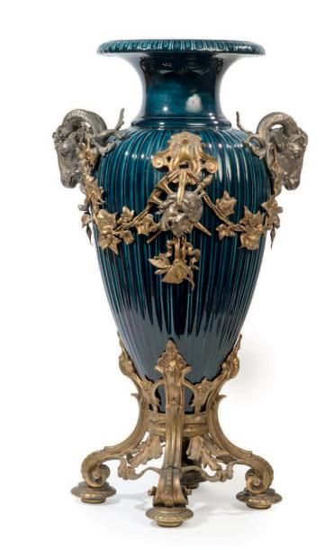 null Vase centre de table en céramique bleu nuancé de forme ovoïde à décor de godrons....