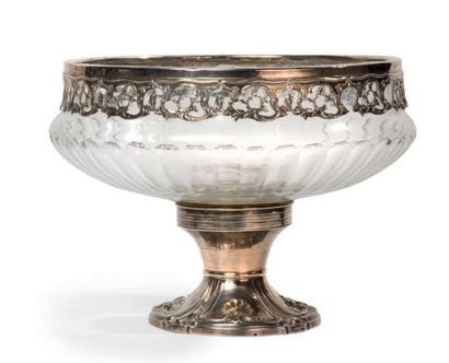 null Coupe en cristal et argent reposant sur un piédouche en argent à décor feuillagé,...