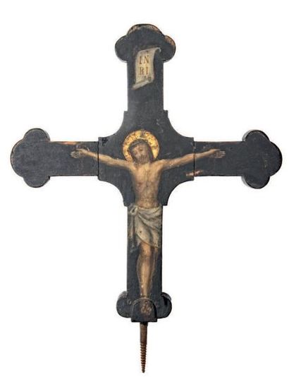 null Croix d'autel en bois sculpté et peint. Extrémités des bras trilobées; façade,...