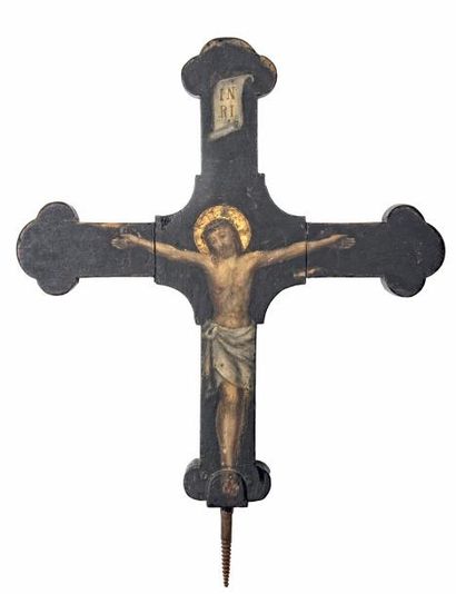 null Croix d'autel en bois sculpté et peint. Extrémités des bras trilobées; façade,...