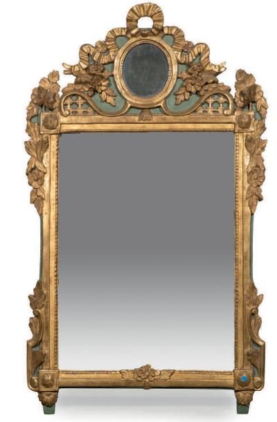 null Miroir en bois sculpté, à fronton centré d'un médaillon, partiellement laqué...