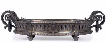 ODIOT Important centre de table de forme ovale en bronze argenté à décor de canaux...