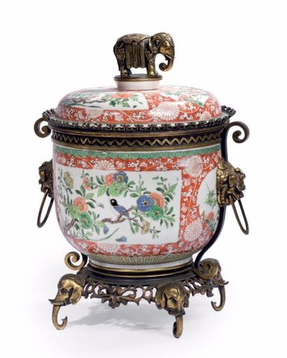 ESCALIER DE CRISTAL Pot couvert en porcelaine polychrome à décor floral dans des...