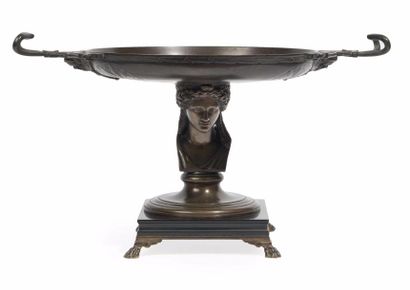 Ferdinand Barbedienne (1810-1892) Coupe en bronze à patine brune à décor d'aigles,...