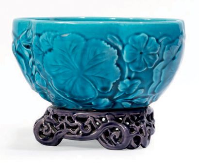 Paul MILET Vase polylobé en céramique bleu et violet à décor de fleurs et reposant...