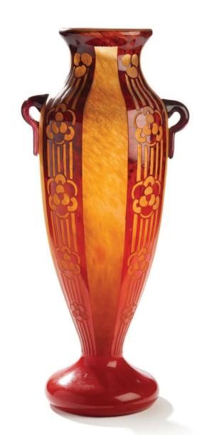 LE VERRE FRANÇAIS Important vase amphore en verre doublé à décor dégagé à l'acide...