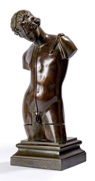D'APRES ARMAN (1928-2005) Dans le soi, 1997
Bronze soudé articulé patiné brun, signé,...