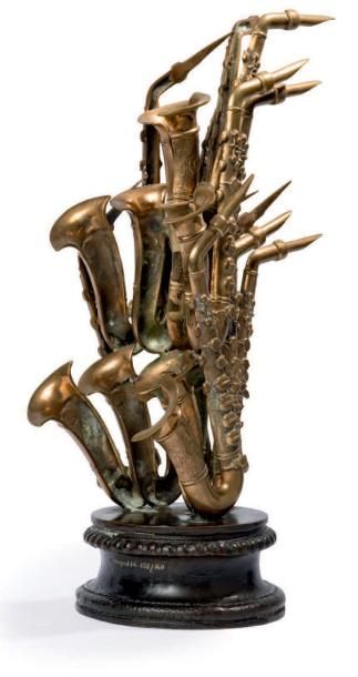 D'APRES ARMAN (1928-2005) Double châssis, 1994
Accumulation de saxophones miniatures
Bronze...