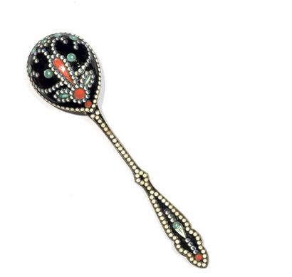null Cuillère à caviar en argent russe émaillée noire à décor de fleurs Poids: 53,44...