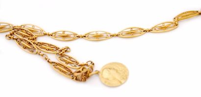 null Deux bracelets en or jaune 18K (750°/00) maillons olive et médaille ronde en...