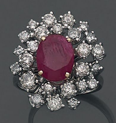 null Bague marguerite en or blanc 14K (585°/00) sertie d'un rubis ovale d'env. 2,6...