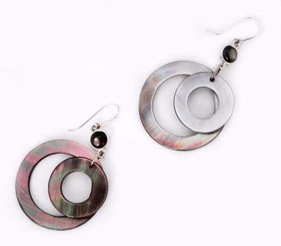 null Paire de boucles d'oreilles en nacre stylisant des cercles. PB: 6.30g