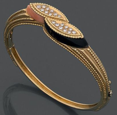 null Bracelet rigide en or jaune 18K (750°/00) serti de corail, d'onyx et de diamants...