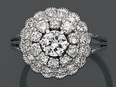 null Bague «fleur» en platine (950°/00) sertie de diamants demi-taille (celui du...