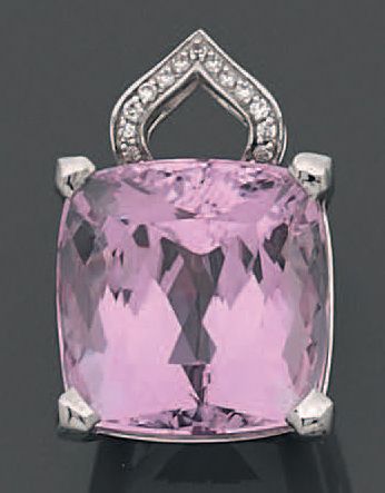 null Pendentif en or blanc 18K (750°/00) sertie d'une kunzite t.coussin, env. 25...