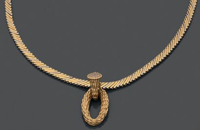 BOUCHERON Modèle Serpent Bohème
Pendentif ovale en or jaune 18K (750°/00) serti de...