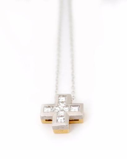 null Croix en or jaune 18K (750°/00) et platine (950°/00) sertie de diamants de taille...