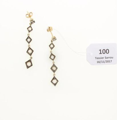null Paire de boucles d'oreilles à pendants en or 9K (375°/00) et en argent (925°/00)...