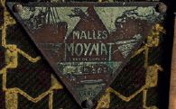 MOYNAT 
Malle courrier en bois gainé de toile enduite monogrammée “M”. Fermoirs en...