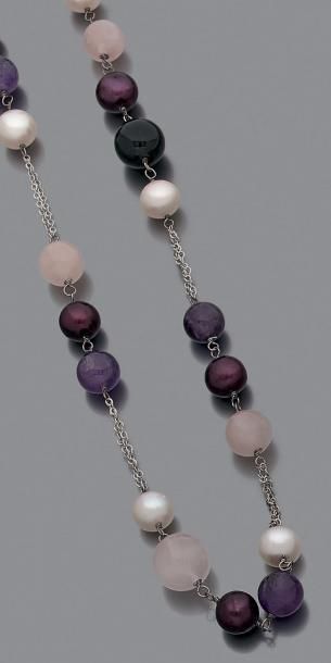 null Long collier en argent (sup. à 800°/00) composé de perles de quartz rose, alternées...