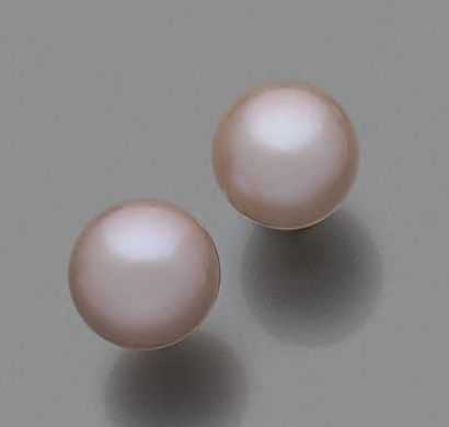 null Paire de boutons d'oreilles en or jaune 18K (750°/00) ornée d'une perle rose...