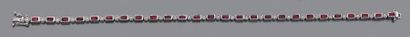 null Bracelet ligne en or gris 18K (750°/00) orné de rubis taillés en baguette (pour...
