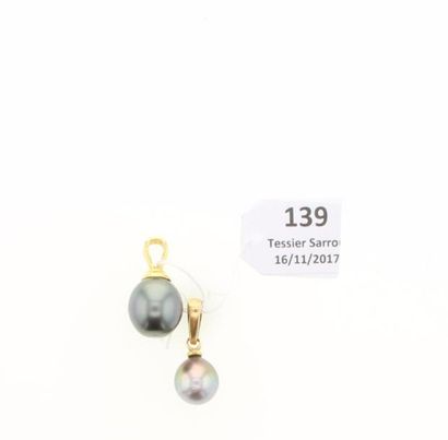 null Deux pendentifs perles de culture grises de Tahiti montées sur or jaune 18K...