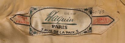 PAQUIN N°40565 
Manteau court d'été 1927. En fin drap de laines précieuses de couleur...