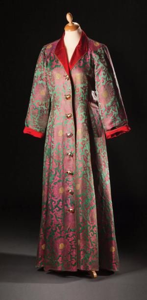 Jeanne LANVIN N° 47069 
Long manteau du soir en soie brochée sur fond vert d'un motif...