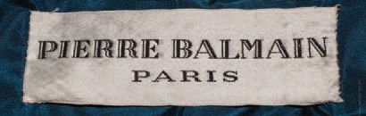 Pierre BALMAIN N°129992 
Manteau en velours de coton mélangé bleu cian.
Col et poignets...