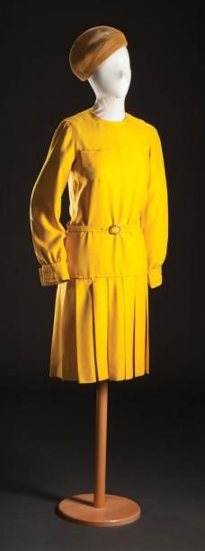 Jean Patou N°36
Robe en chantoung jaune canari et son calot en paille. La robe est...
