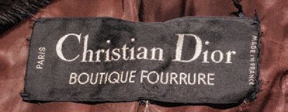 Christian DIOR par Frédérique CASTET 
Longue cape en vison brun, boutonnée bord à...