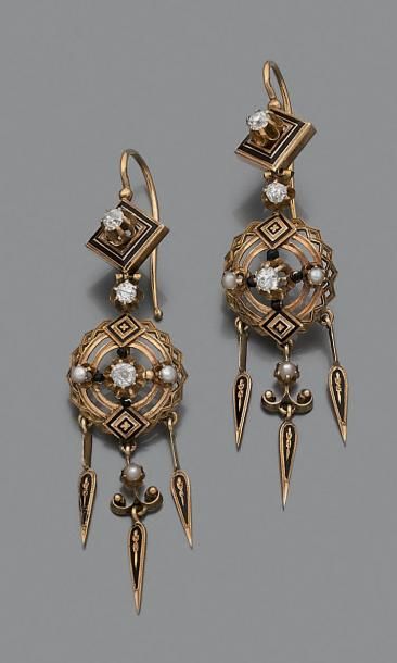 null Paire de pendants d'oreilles en or jaune 18K (750°/00) ajouré, à motifs émaillés...