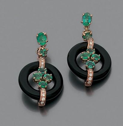 null Paire de boucles d'oreilles en or 9K (375°/00) chacune est ornée d'un disque...