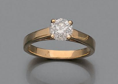 null Bague solitaire en or jaune 18K (750°/00) sertie griffes d'un diamant rond taillé...