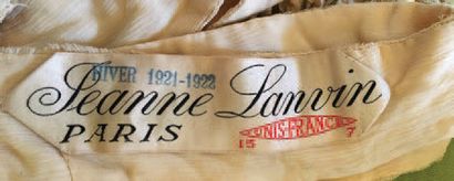Jeanne LANVIN 
Merveilleux document d'une robe en mousseline champagne rebordée de...
