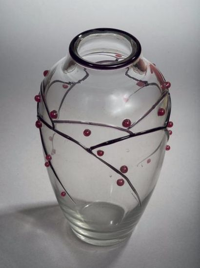 DAUM Nancy Vase ovoïde en verre soufflé incolore, à inclusions de bulles, à décor...