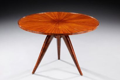 ÉTIENNE KOHLMANN (1903-1988) Table basse en placage de palissandre à plateau circulaire...