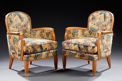 Jules LELEU (1883-1961) Paire de fauteuils en chêne vernissé à dossier courbé et...