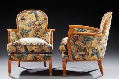 Jules LELEU (1883-1961) Paire de fauteuils en chêne vernissé à dossier courbé et...